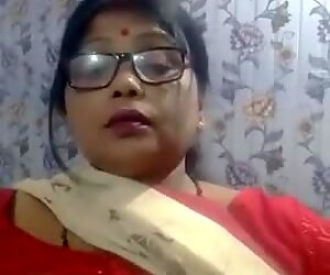 Indian Hot mature aunty shows her Big boobs