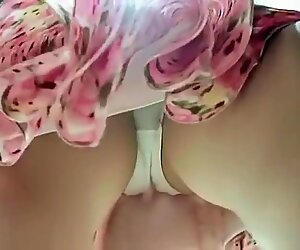 Balconista frente upskirt