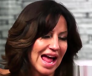 Ídolo loco recibe un disparo de semen en la cara tragando toda la leche