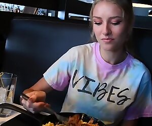 Preciosa anglosajona peeing, pissing, piss