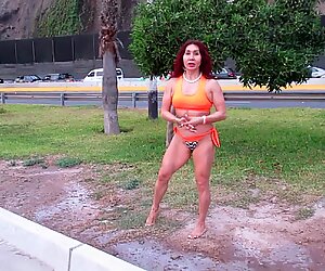 LA ESCULTURAL DIOSA MILF ENTRENA EN HILO DENTAL AL AIRE LIBRE